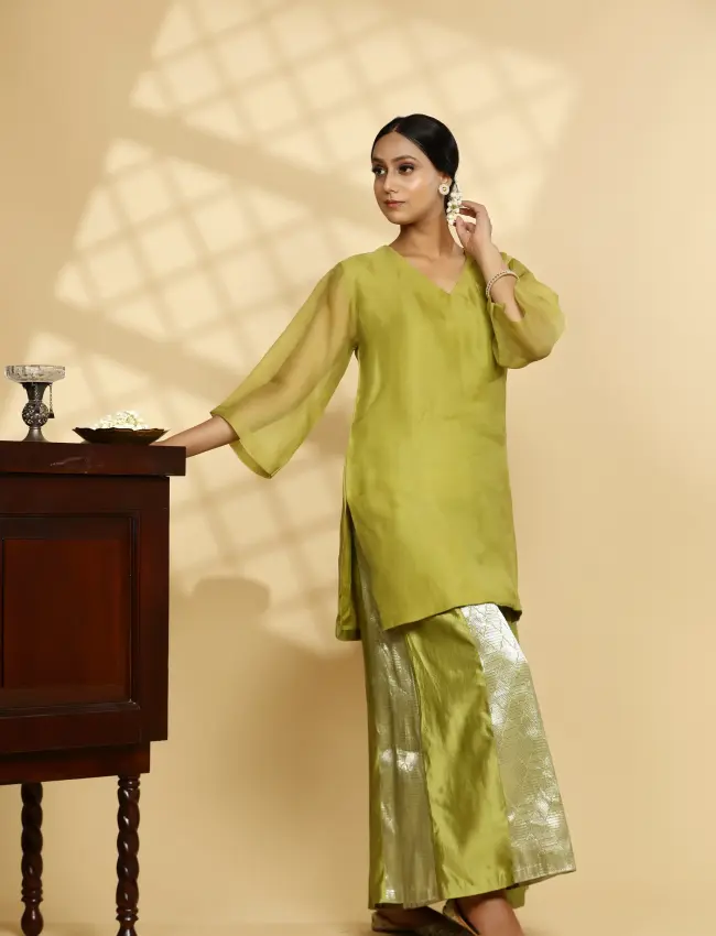 Eeda_Sehej_Green_V-Neck_KurtaSet