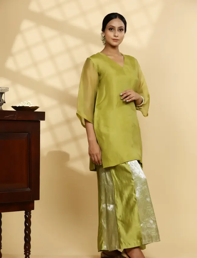Eeda_Sehej_Green_V-Neck_KurtaSet