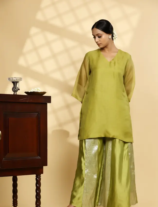 Eeda_Sehej_Green_V-Neck_KurtaSet