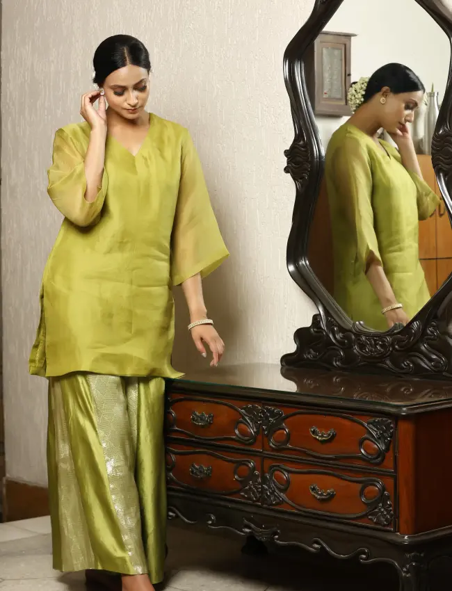 Eeda_Sehej_Green_V-Neck_KurtaSet