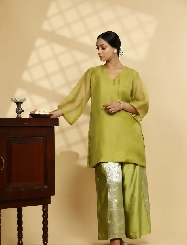 Eeda_Sehej_Green_V-Neck_KurtaSet